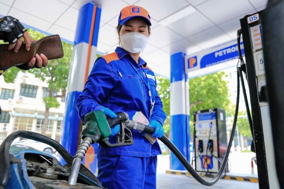 Petrol prices climb again, RON95 tops VND19,600 per litre